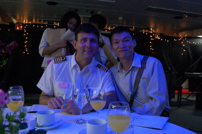Aan fotosessies valt niet te ontsnappen, ook dat is erg wennen. Dit was een zgn. captain's dinner in Keelung.
